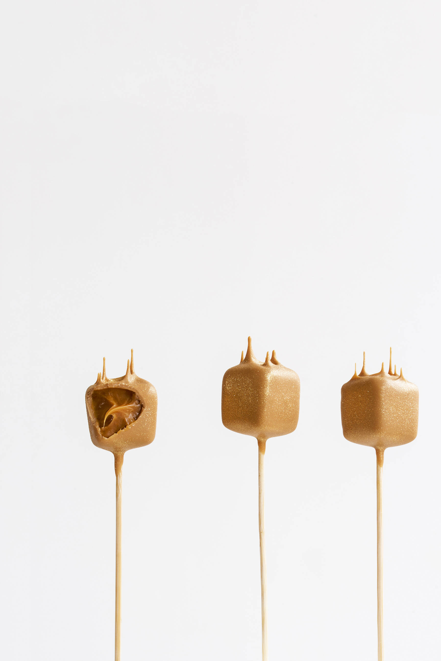 Caramel lollipops with passion fruit